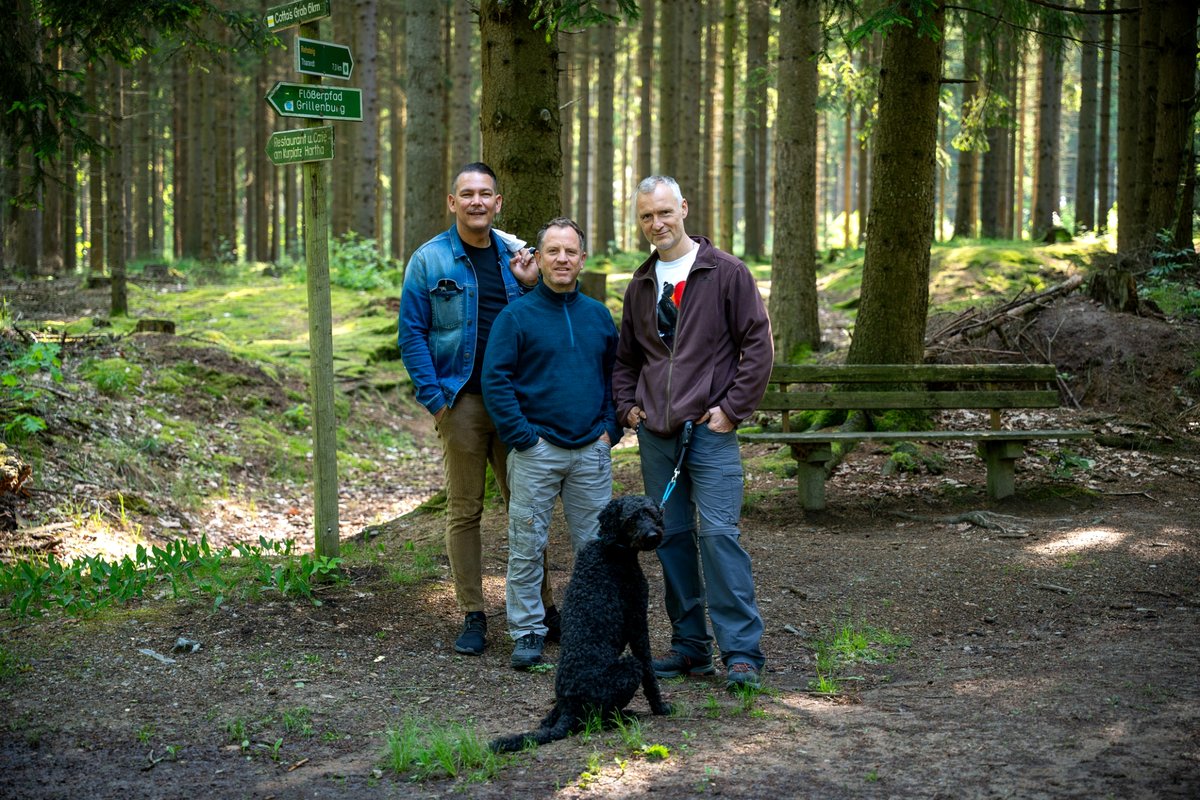 Teamfoto im Wald – gemeinsamer Moment.